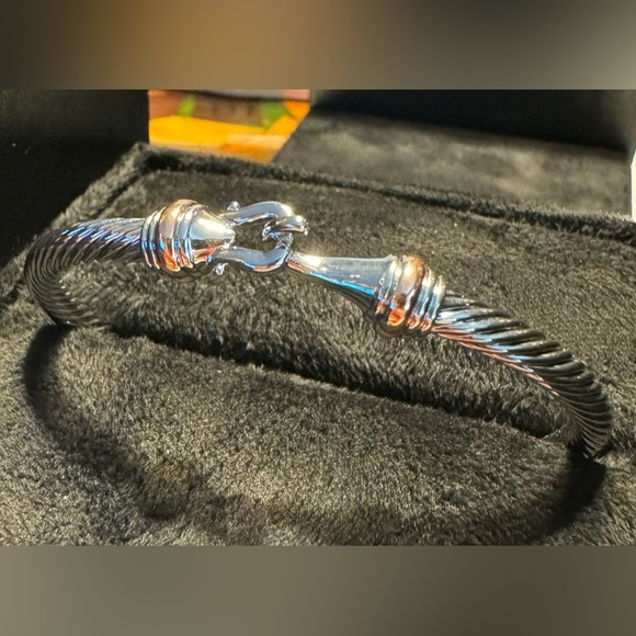 Silver Cable-like Bracelet with cute horseshoe hook clasp - Picture 3 of 5